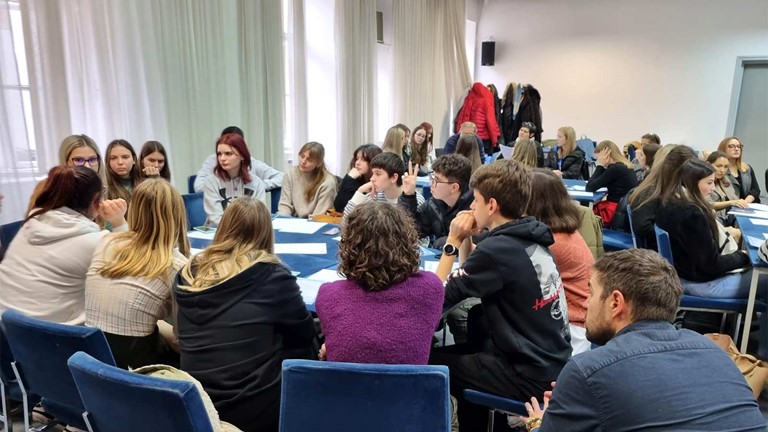 IZVJEŠTAJ S DIJALOGA NA MEĐUNARODNI DAN OBRAZOVANJA