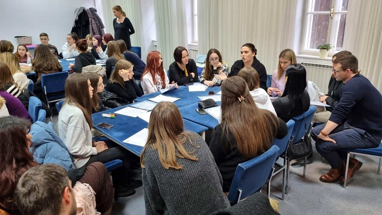 IZVJEŠTAJ S DIJALOGA NA MEĐUNARODNI DAN OBRAZOVANJA